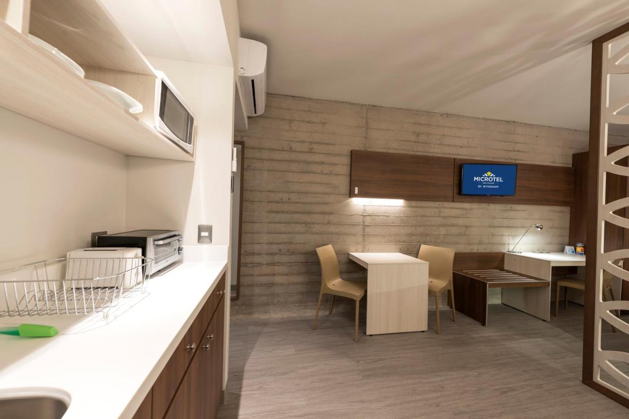Microtel Inn & Suites By Wyndham Guadalajara Sur Palomar Экстерьер фото
