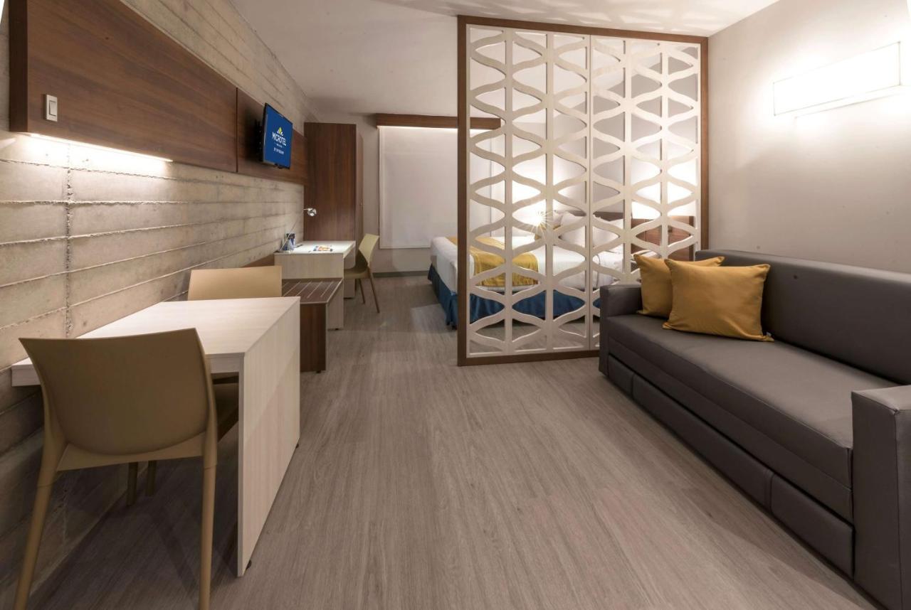 Microtel Inn & Suites By Wyndham Guadalajara Sur Palomar Экстерьер фото